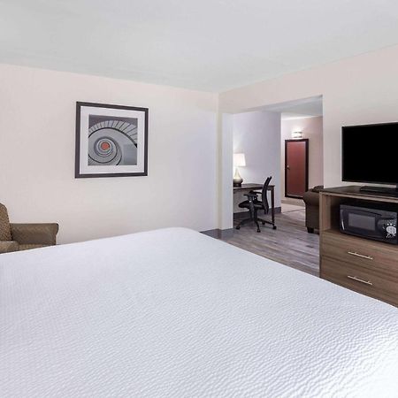 Ramada By Wyndham Hendersonville Kültér fotó