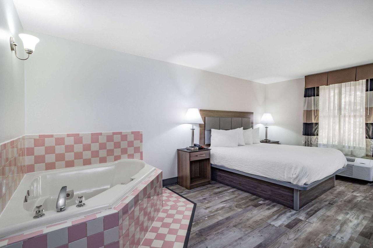 Ramada By Wyndham Hendersonville Kültér fotó